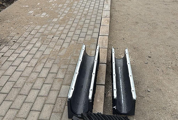 Lineáris folyóka beépítése térkő mellé