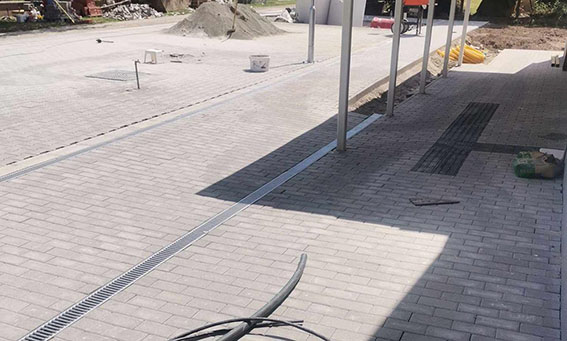 Ipari parkoló lineáris folyókával